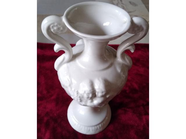 Photo Vase à anses avec les anges en céramique blanche image 2/2