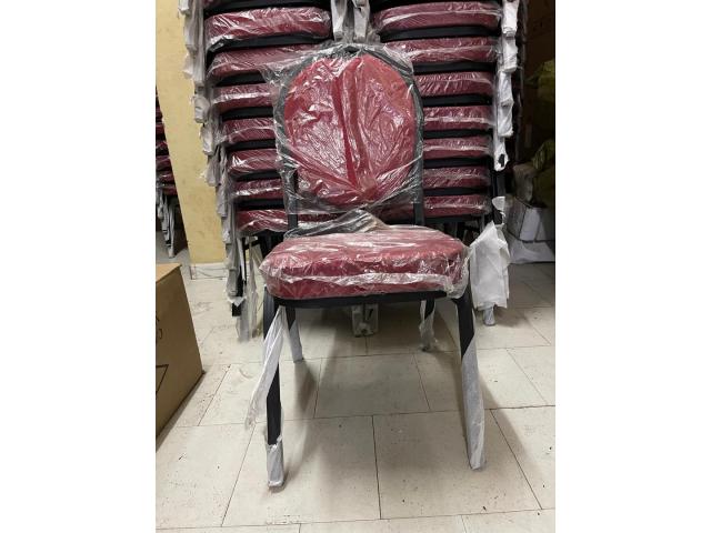 Photo VENTE DE CHAISES  NAPOLEONS & PLASTIQUES SANS / AVEC MANCHES ET VIP ROUGES image 2/5