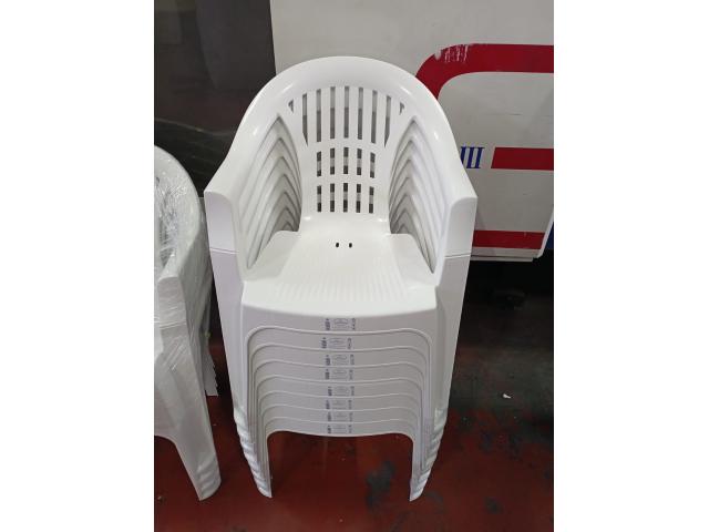 Photo VENTE DE CHAISES  NAPOLEONS & PLASTIQUES SANS / AVEC MANCHES ET VIP ROUGES image 2/3