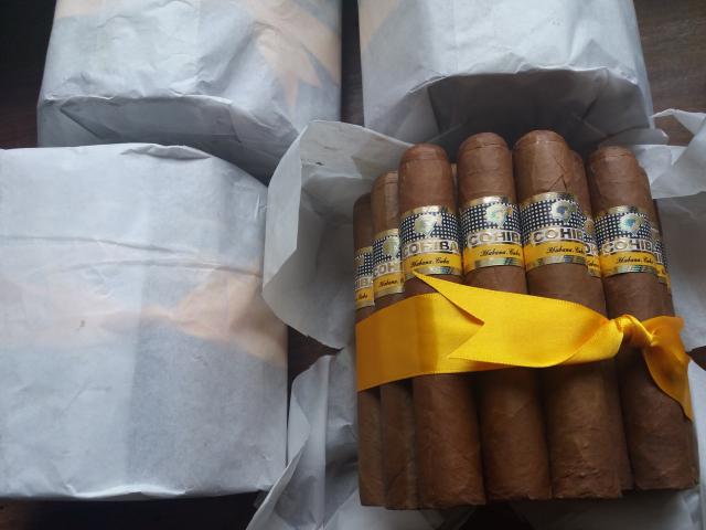 Photo vente paquets de 25 cigares Cohiba robustos image 2/2