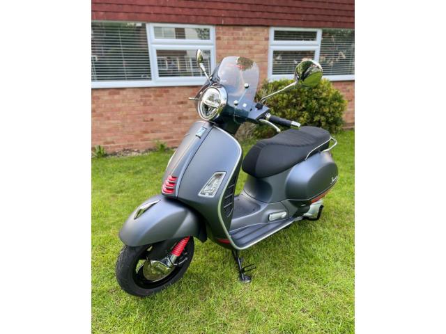 Photo Vespa GTS 300 Super Sport HPE 2021 image 2/4