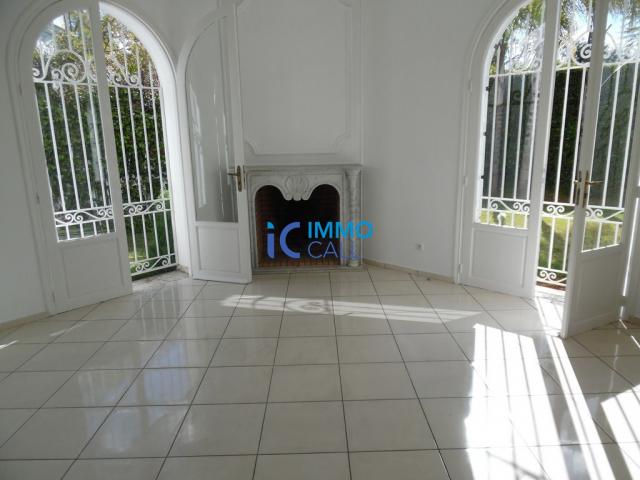 Photo Villa de 1000 m² en location à Hay Riad image 2/6