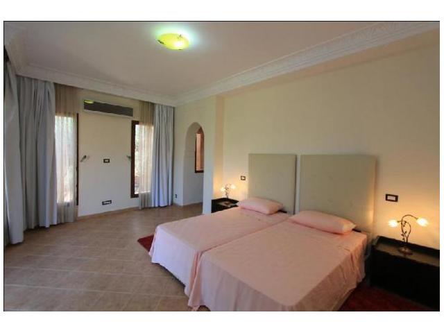 Photo villa d’hôtes neuve moderne avec piscine image 2/6