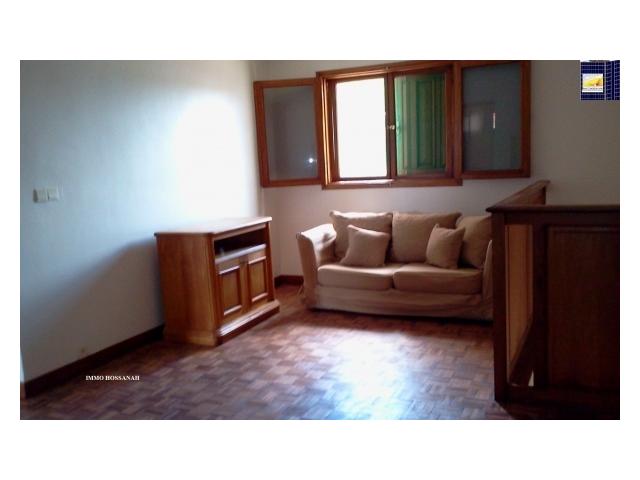 Photo VILLA MEUBLE F5 DE STANDING MEUBLE A LOUER A IVANDRY Réf:LVM 301027 image 2/3