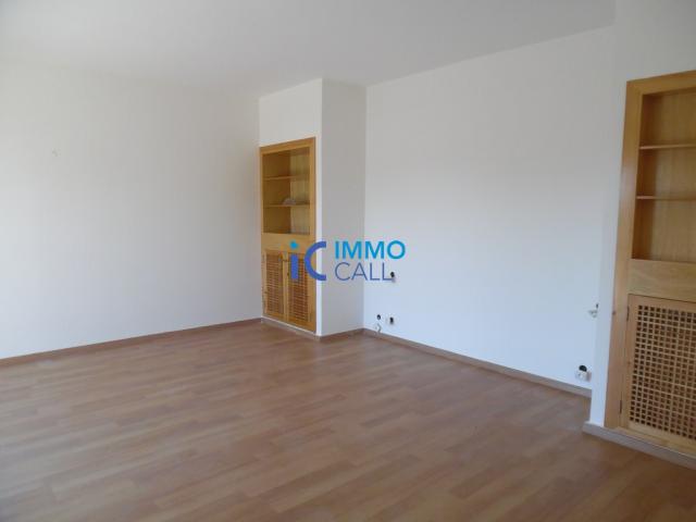 Photo Villa vide de 2000 m² en location à Souissi image 2/6