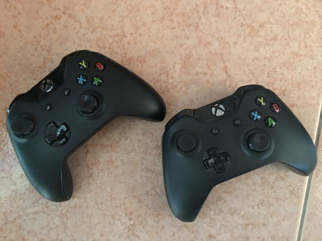 Photo Xbox One avec 2 manettes et 4 jeux image 2/6
