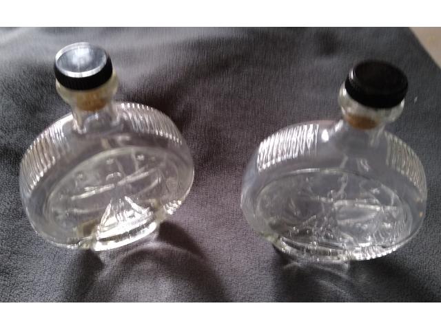 Photo 2 Anciennes petites bouteilles en verre gravée en relief image 3/3