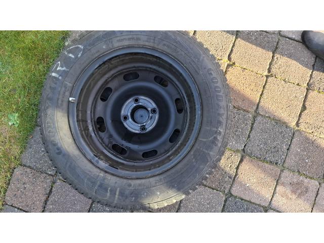 Photo 4 Pneus hiver montés sur jantes acier avec enjoliveurs image 3/3