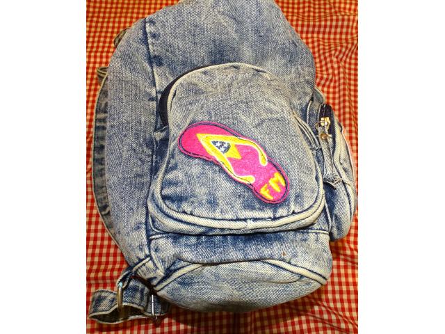 Photo A vendre Sac à dos en jean, avec écussons Smiley image 3/5