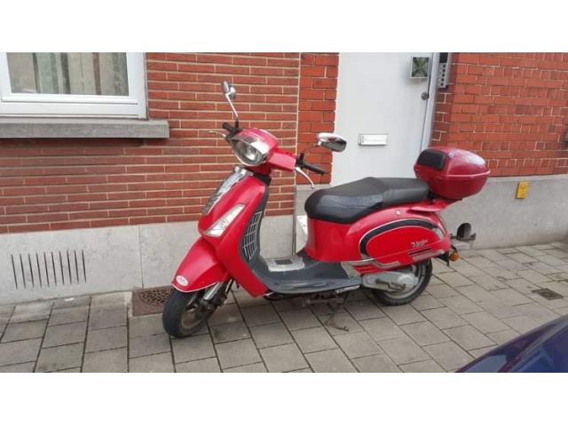 Photo A vendre scooter Razzo Venice Capri, 50cc, 45km/h image 3/3