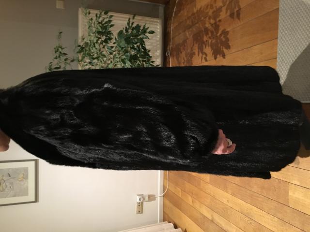Photo À vendre superbe manteau de fourrure en vison noir image 3/3