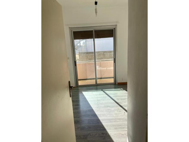 Photo Appartement spacieux avec vue imprenable sur le centre-ville de Saint-Denis image 3/6