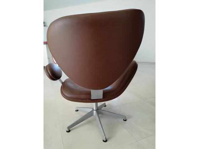 Photo Arne Jacobsen - Chaise EGG en cuir marron - Véritable image 3/3