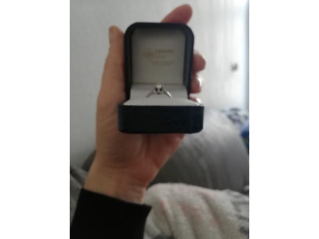 Photo Bague solitaire sur or blanc 18 carats image 3/5