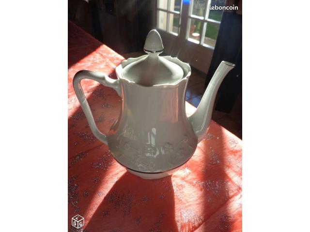 Photo bonbonniére, coupe cristal et cafetiére image 3/4