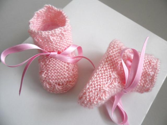 Photo Bonnet, chaussons roses bébé  tricot laine fait main image 3/5
