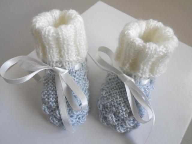 Photo Bonnet et chaussons bleu azur, écru, laine tricot bébé image 3/3