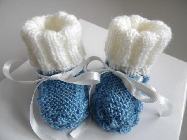 Photo Bonnet et chaussons bleu charron, écru, laine tricot bébé image 3/3