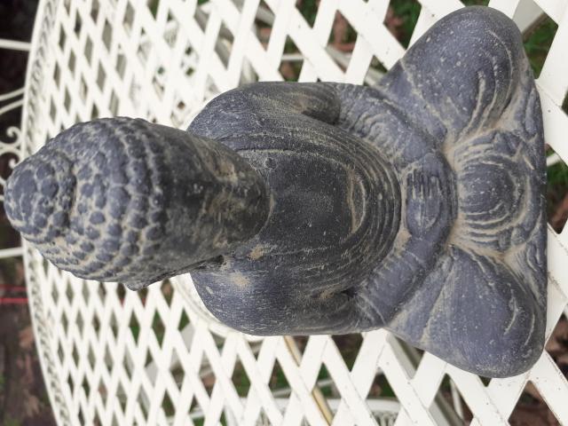 Photo Bouddha japonais  à la méditation en pierre patinée image 3/6