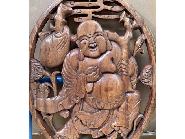 Photo Cadre ovale en bois sculpté de Bouddha rieur - H: 50 cm image 3/4