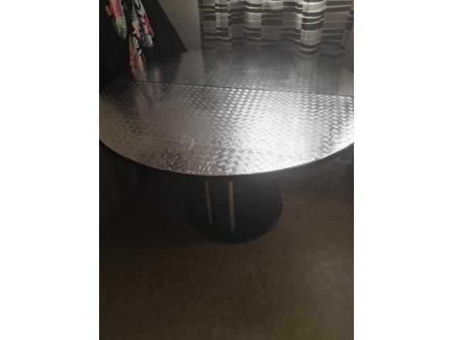 Photo Canapé+ fauteuil cuir noir +table 4chaises +micro onde image 3/6