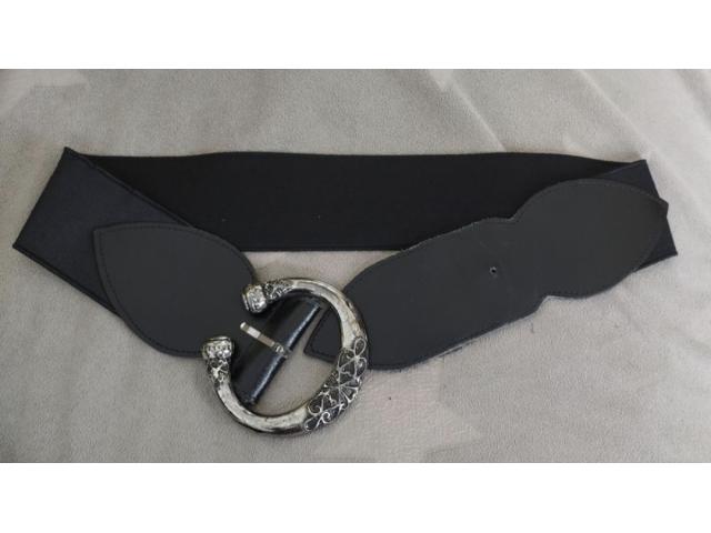 Photo Ceinture noire extensible avec boucle argentée image 3/5