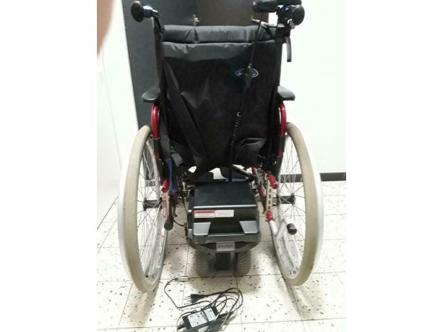 Photo Chaise roulante avec assistance électrique V-DRIVE image 3/4