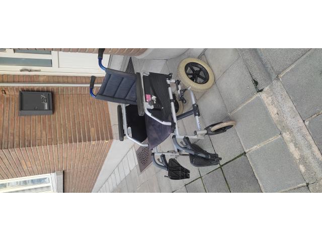 Photo Chaise roulante pliable image 3/4