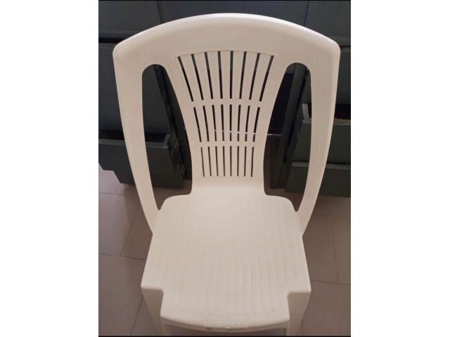 Photo CHAISES EN PLASTIQUES DE QUALITE SUPERIEURE A VENDRE !!!!!!! image 3/3
