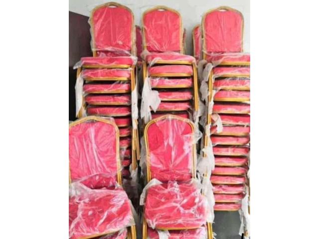 Photo CHAISES PLASTIQUES SANS MANCHE; CHAISES NAPOLEONS ET VIP ROUGE EN VENTE AU SENEGAL image 3/5