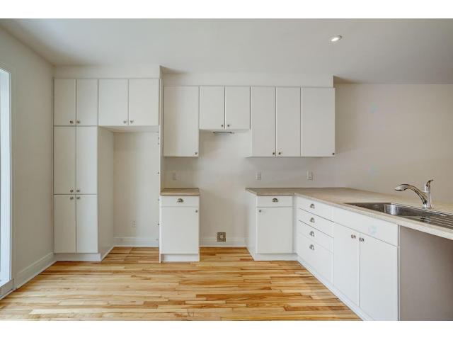 Photo Condo rénové 2 chambres avec cour clôturée Petite-Patrie Montréal (Quebec) image 3/6