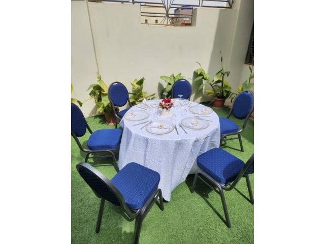 Photo DES CHAISES VIP, DES TABLES ET DES TAPIS ROUGE A VENDRE image 3/6