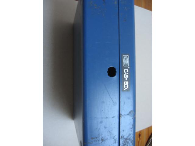 Photo Deux anciennes boîtes métalliques "coffre-fort" de couleur bleu Roy sans serrure avec poig image 3/6
