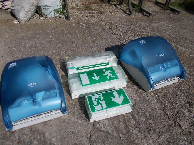 Photo distributeur de papier toilette + boitier service 220 volt  faire un prix image 3/3