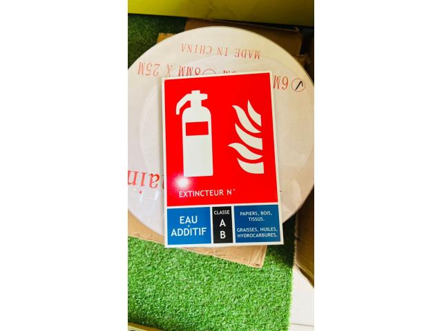 Photo EXTINCTEURS  CO2  , A POUDRE ABC , & A EAU  , INSTALLATION POSSIBLE  PARTOUT AU SENEGAL image 3/6