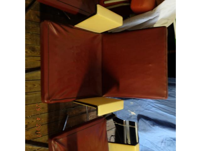Photo fauteuils en vinyl vintage bordeaux modèle salon de coiffure, pied mobile image 3/6