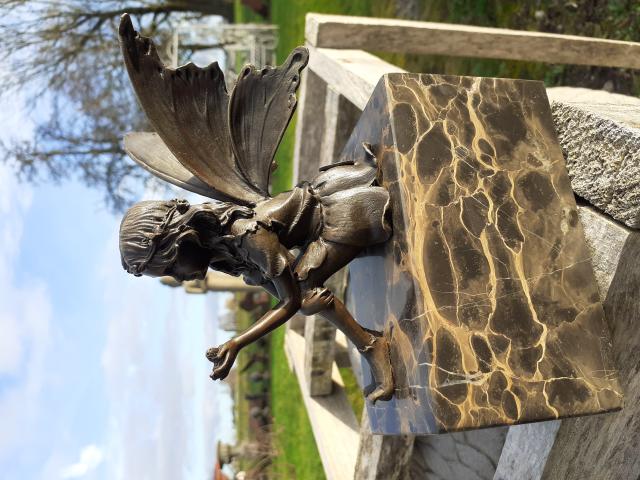 Photo FEE ASSISE EN BRONZE AU PAPILLON SUR SOCLE . image 3/6