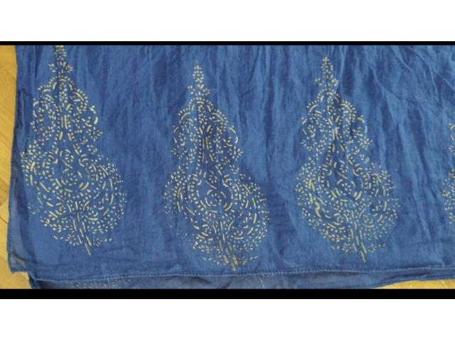 Photo Foulard bleu avec motifs dorés image 3/3