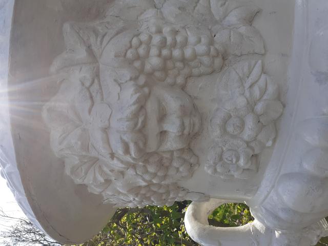 Photo GRANDE ET RARE VASQUE EN FONTE PATINEE BLANCHE TETES D'HOMMES SUR SOCLE image 3/6