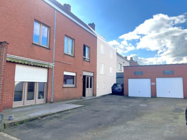 Photo grande maison avec cour, grand hangar, jardin et 3 garages. image 3/6