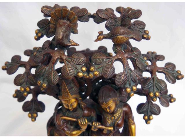 Photo Grande statue de Krishna et Rukmini sous l'arbre - H: 40 cm image 3/4