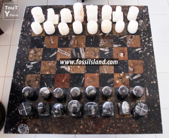 Photo Grande Table de jeux d’échec en marbre fossiles image 3/4