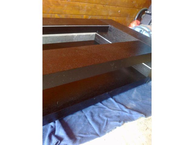 Photo grande table de salon en bois brun foncee avec verre fumee image 3/3