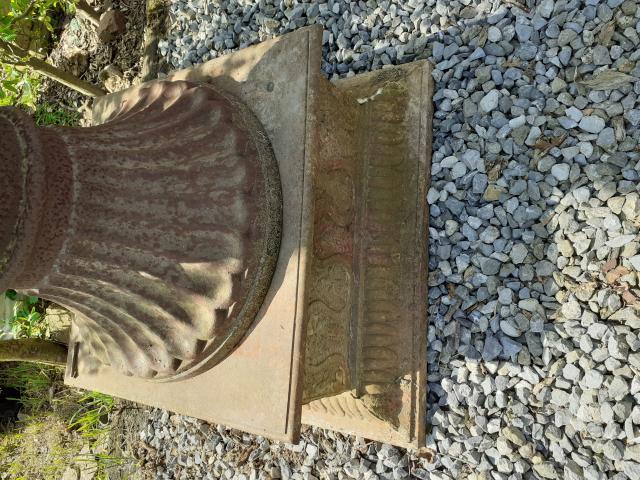 Photo GRANDE VASQUE EN FONTE PATINEE ROUILLE SUR SOCLE image 3/6