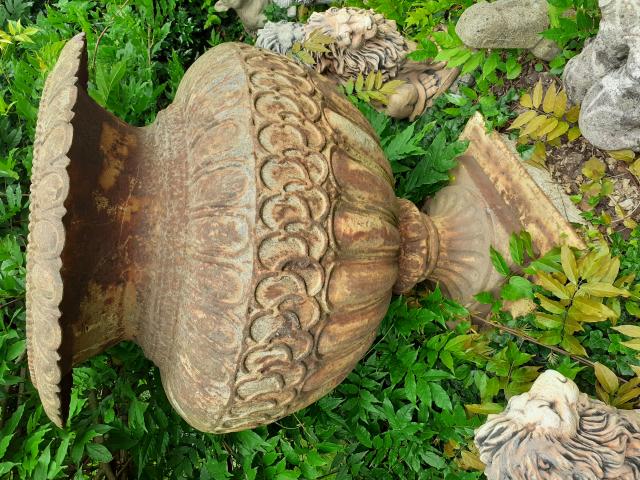 Photo GRANDE VASQUE EN FONTE SUR SOCLE image 3/6