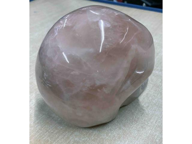 Photo Gros crâne en quartz rose - H: 12 cm image 3/4