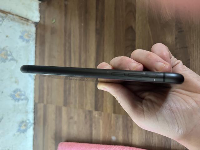 Photo iPhone 11 noir, 64GB image 3/4