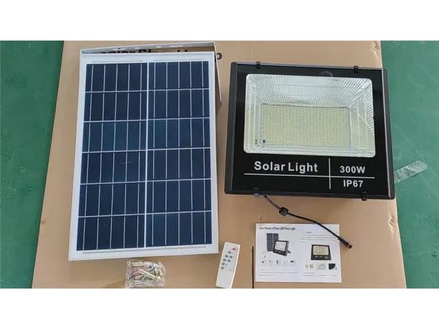 Photo LAMPADAIRE ET PROJECTEUR SOLAIRE A VENDRE AU SENEGAL. image 3/5