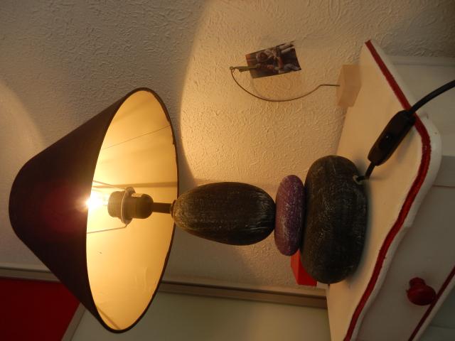 Photo lampe à poser imitation galets gris et mauve image 3/5