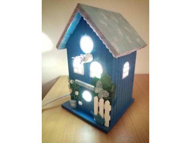 Photo Lampe nichoir bleu, lampe de chevet maison d'oiseau en bois bleu image 3/4